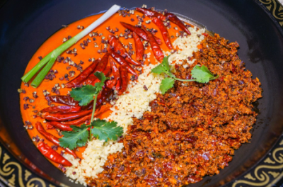 如何挑選地道的重慶中辣火鍋底料？批量定制需考量哪些關鍵因素？